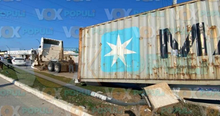 Tráiler pierde su caja en plena curva y derriba poste de alumbrado en la Sexta Avenida de Tampico, Tamaulipas