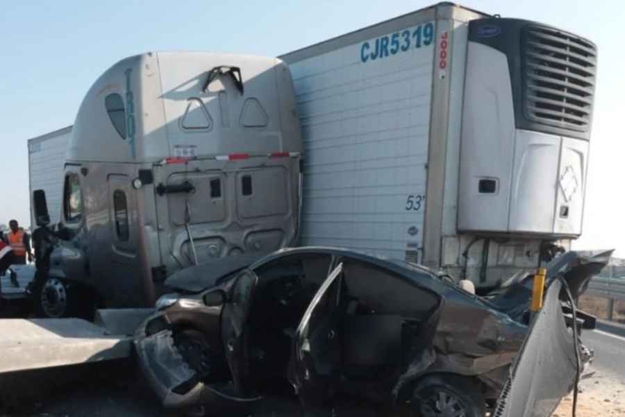 Tráiler se impacta contra un vehículo en el Circuito Exterior Mexiquense en el Edomex; hay un muerto
