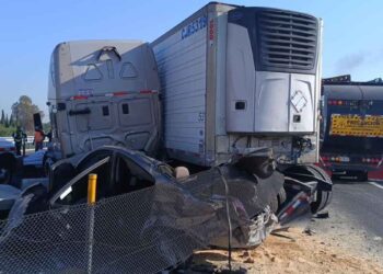Tráiler se impacta contra un vehículo en el Circuito Exterior Mexiquense en el Edomex; hay un muerto