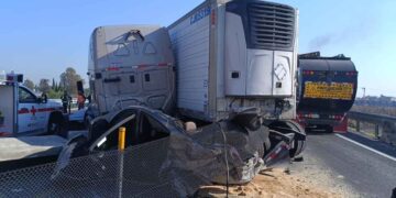 Tráiler se impacta contra un vehículo en el Circuito Exterior Mexiquense en el Edomex; hay un muerto