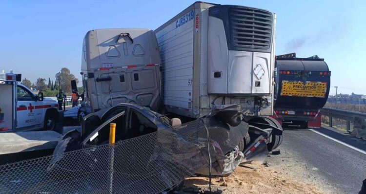 Tráiler se impacta contra un vehículo en el Circuito Exterior Mexiquense en el Edomex; hay un muerto