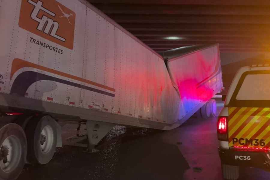 Tráiler se queda atorado en el puente de la Avenida Ruiz Cortines y Churubusco en Monterrey, NL