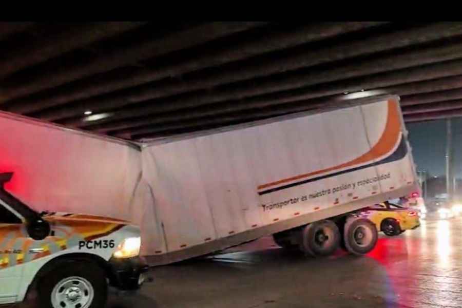 Tráiler se queda atorado en el puente de la Avenida Ruiz Cortines y Churubusco en Monterrey, NL