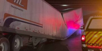 Tráiler se queda atorado en el puente de la Avenida Ruiz Cortines y Churubusco en Monterrey, NL