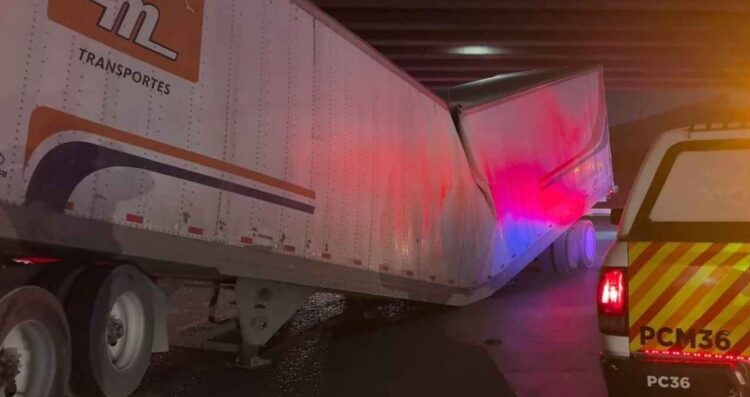 Tráiler se queda atorado en el puente de la Avenida Ruiz Cortines y Churubusco en Monterrey, NL