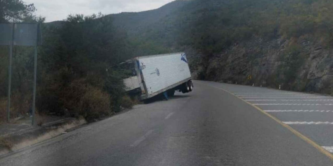 Tráiler vuelca Rumbo Nuevo