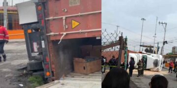Tráiler vuelca en Toluca