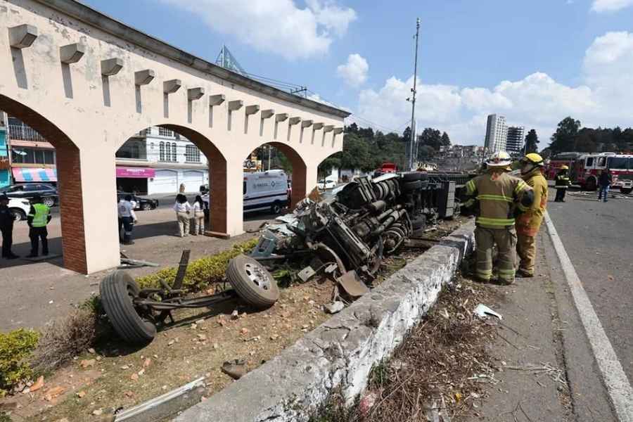 Tráiler vuelca en la carretera México-Toluca y deja cuatro heridos
