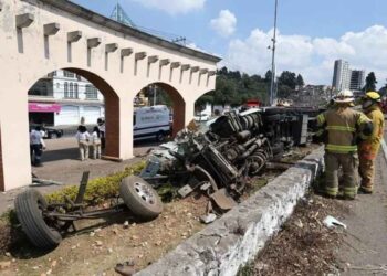 Tráiler vuelca en la carretera México-Toluca y deja cuatro heridos
