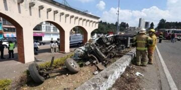 Tráiler vuelca en la carretera México-Toluca y deja cuatro heridos