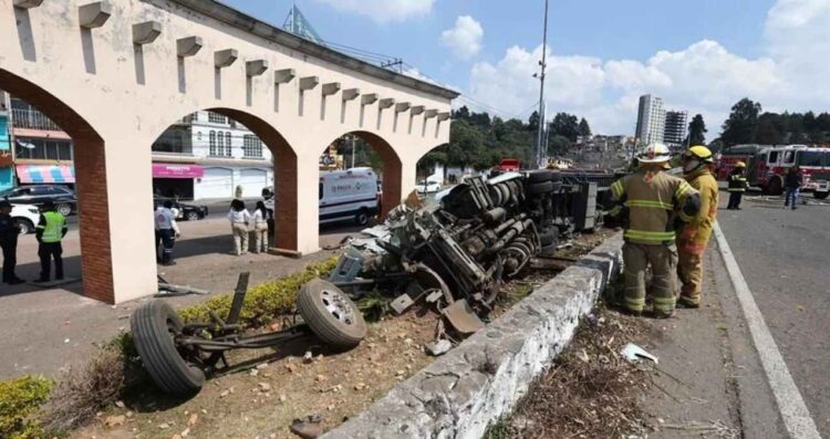 Tráiler vuelca en la carretera México-Toluca y deja cuatro heridos
