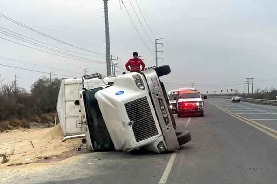 Trailero resulta lesionado al volcar en la Carretera a Colombia, en Salinas Victoria, NL