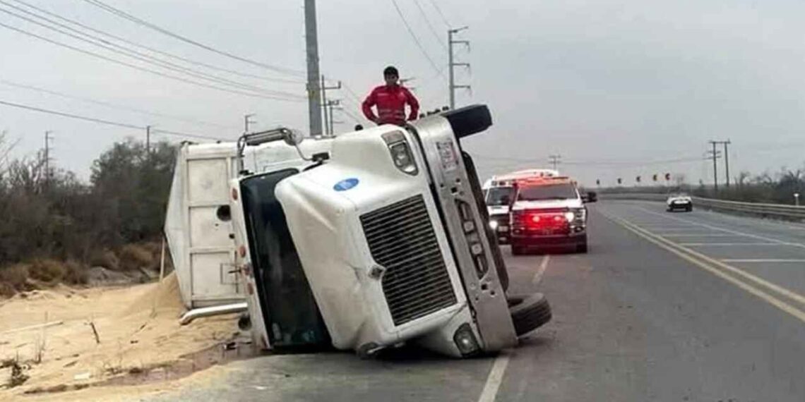 Trailero resulta lesionado al volcar en la Carretera a Colombia, en Salinas Victoria, NL