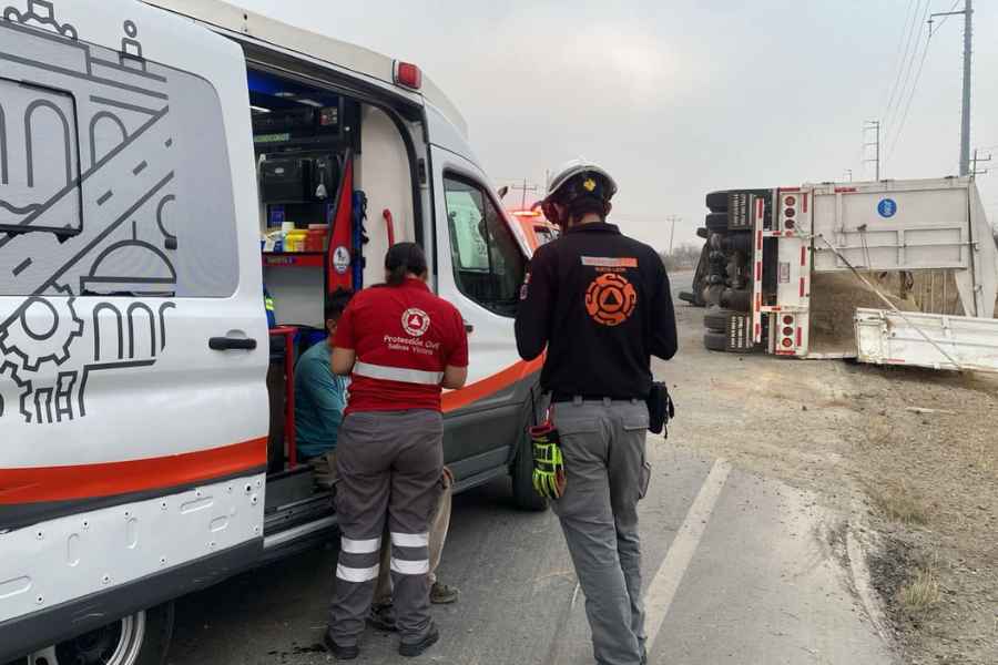 Trailero resulta lesionado al volcar en la Carretera a Colombia, en Salinas Victoria, NL