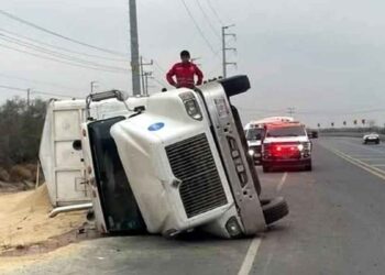 Trailero resulta lesionado al volcar en la Carretera a Colombia, en Salinas Victoria, NL