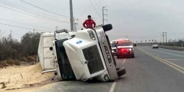 Trailero resulta lesionado al volcar en la Carretera a Colombia, en Salinas Victoria, NL