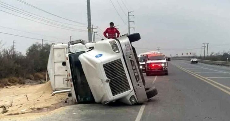 Trailero resulta lesionado al volcar en la Carretera a Colombia, en Salinas Victoria, NL
