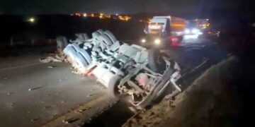Trailero vuelca con su unidad en la Carretera libre Monterrey-Saltillo