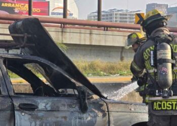 Auto se incendió en Monterrey; conductor sale ileso