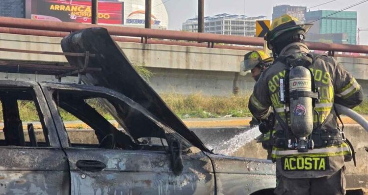 Auto se incendió en Monterrey; conductor sale ileso