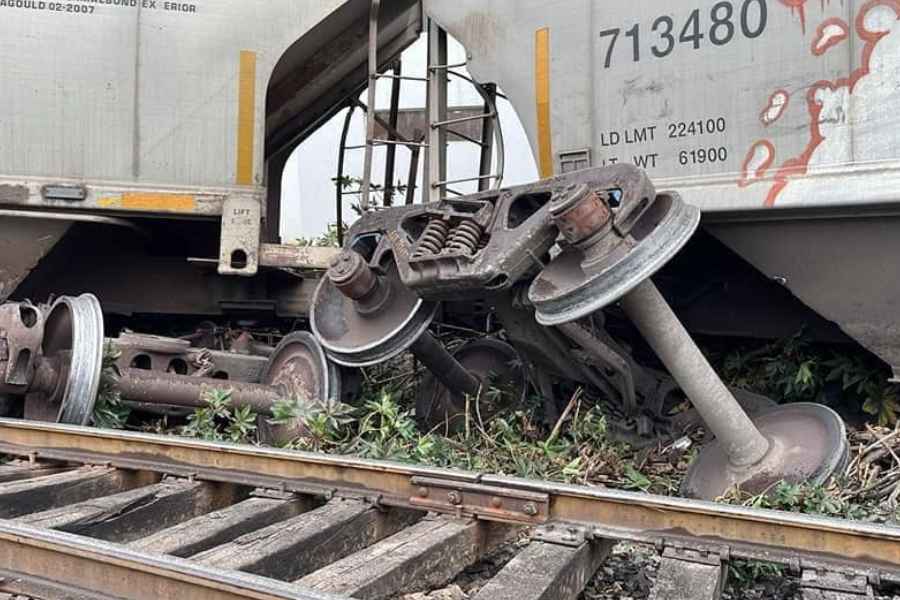 Vagones del tren de la empresa Ferromex se descarrilan e impactan contra una barda en Cuautitlán, Edomex