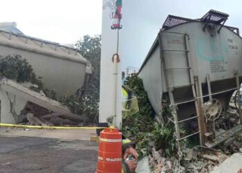 Tren de la empresa Ferromex se descarrilan e impactan contra una barda en Cuautitlán, Edomex