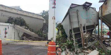 Tren de la empresa Ferromex se descarrilan e impactan contra una barda en Cuautitlán, Edomex