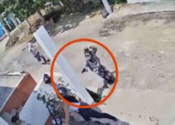 Valiente motociclista usa su casco para defenderse de ladrones armados en Colombia