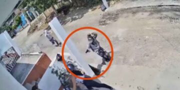 Valiente motociclista usa su casco para defenderse de ladrones armados en Colombia
