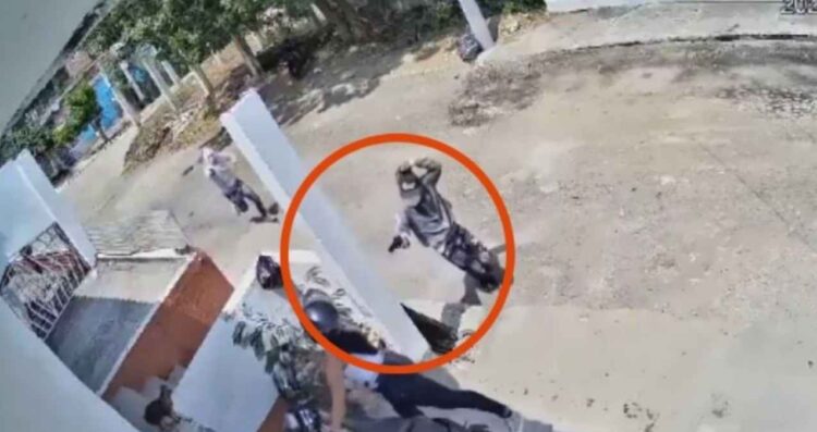 Valiente motociclista usa su casco para defenderse de ladrones armados en Colombia