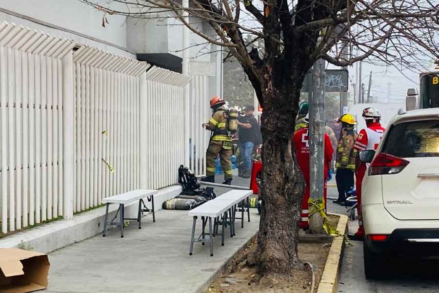 Vehículo se incendia en el sótano de la Clínica de Sección 50 en Monterrey; autoridades evacuan a 360 personas