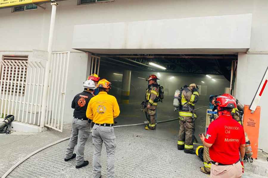 Vehículo se incendia en el sótano de la Clínica de Sección 50 en Monterrey; autoridades evacuan a 360 personas