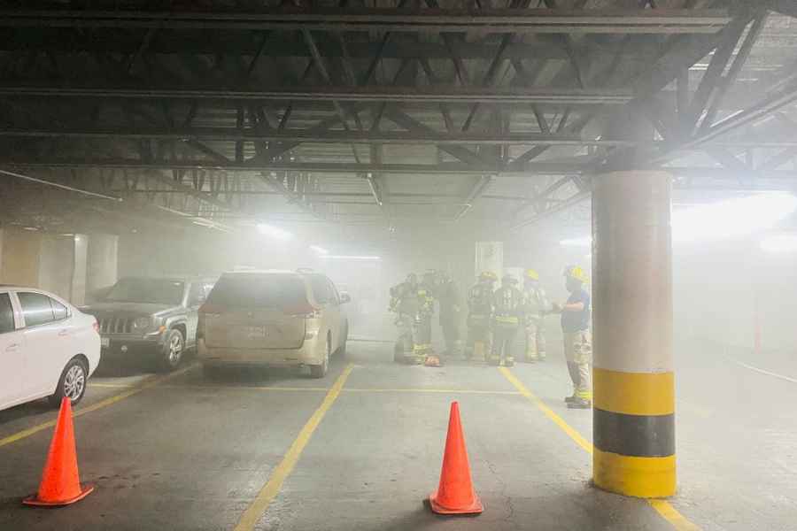 Vehículo se incendia en el sótano de la Clínica de Sección 50 en Monterrey; autoridades evacuan a 360 personas