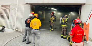 Vehículo se incendia en el sótano de la Clínica de Sección 50 en Monterrey; autoridades evacuan a 360 personas
