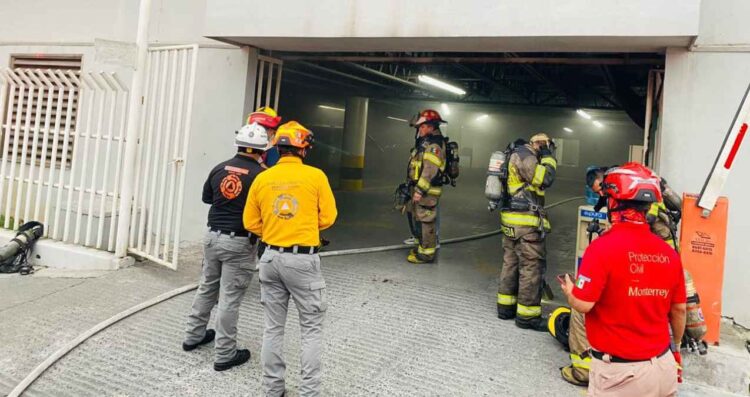 Vehículo se incendia en el sótano de la Clínica de Sección 50 en Monterrey; autoridades evacuan a 360 personas