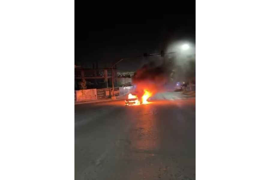Vehículo se incendia en la zona Cumbres de Monterrey, Nuevo León