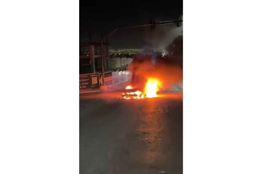 Vehículo se incendia en la zona Cumbres de Monterrey, Nuevo León