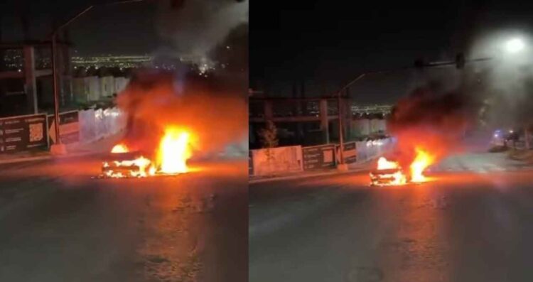 Vehículo se incendia en la zona Cumbres de Monterrey, Nuevo León