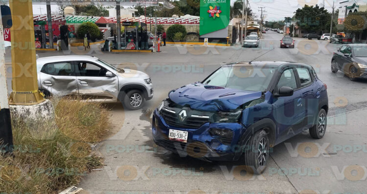 Ven semáforo verde y provocan choque en Avenida de Ciudad Victoria, Tamaulipas