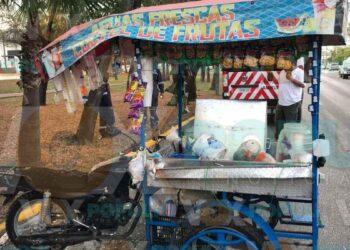 Vendedor pierde el control, choca con pipa y vuelca en Ciudad Victoria