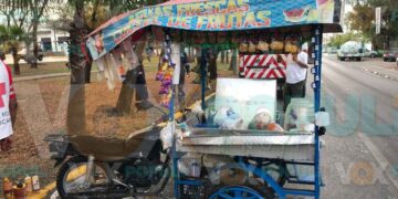 Vendedor pierde el control, choca con pipa y vuelca en Ciudad Victoria