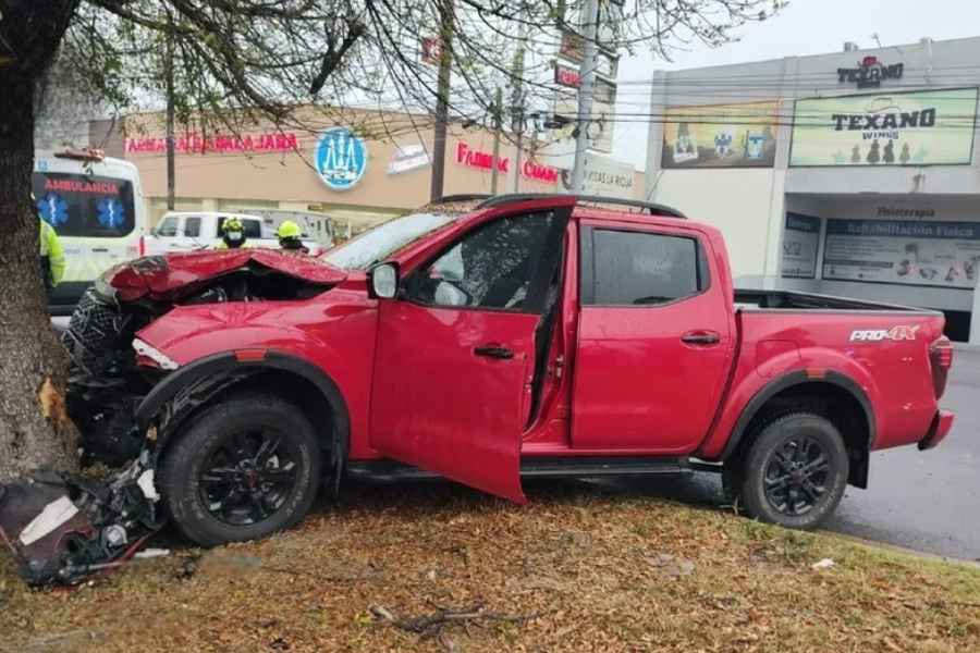 Automovilista se impacta contra un árbol tras chocar con una camioneta en Monterrey, NL