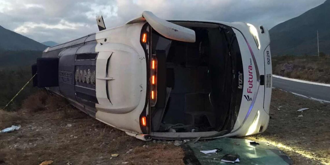 Volcadura de autobús en la Jaumave a Tula deja dos muertos y varios heridos graves