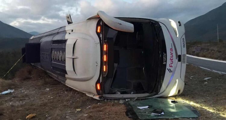 Volcadura de autobús en la Jaumave a Tula deja dos muertos y varios heridos graves