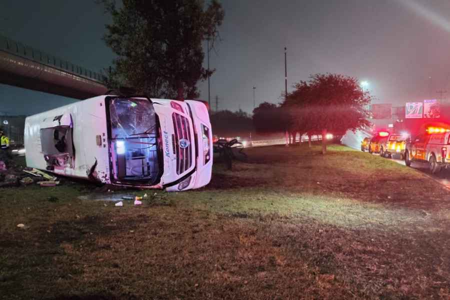 Volcadura de transporte de personal en San Nicolás deja saldo de 3 heridos