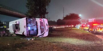 Volcadura de transporte de personal en San Nicolás deja saldo de 3 heridos
