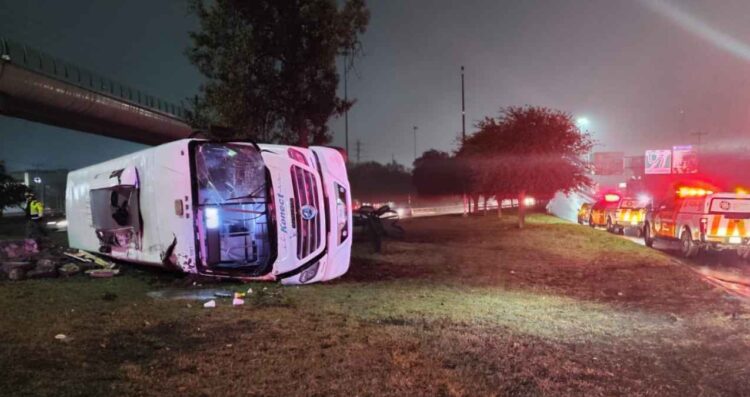 Volcadura de transporte de personal en San Nicolás deja saldo de 3 heridos