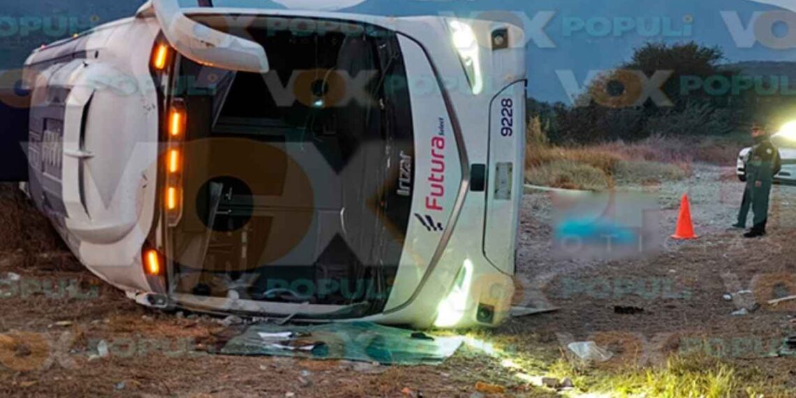 Vuelca autobús en la carretera Jaumave-Tula dejando como saldo al menos 28 heridos y 2 muertos