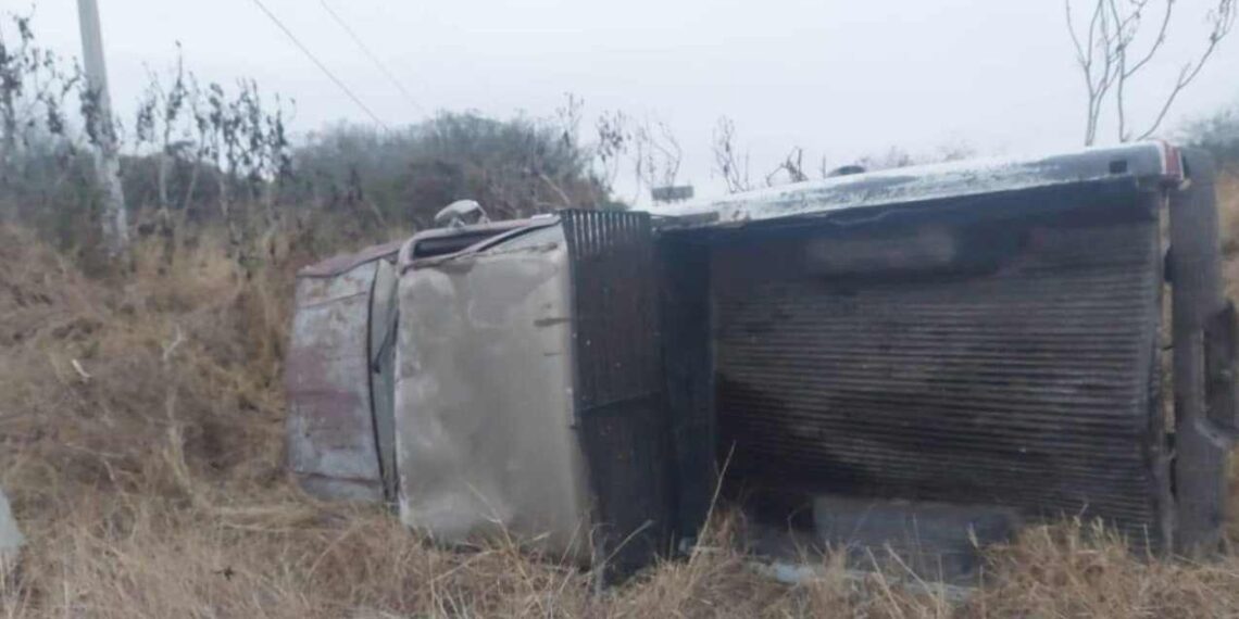Vuelca camioneta y conductor la abandona en San Fernando