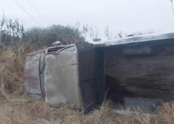 Vuelca camioneta y conductor la abandona en San Fernando